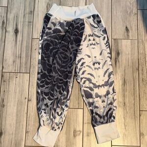 Lululemon Athletica vintage vinyasa capri pants
